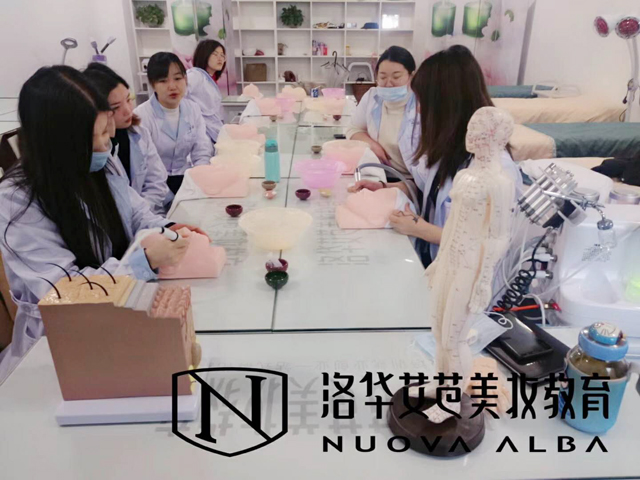 星沙哪里可以學(xué)皮膚管理？美容師教你護(hù)膚小竅門，提升皮膚水潤。