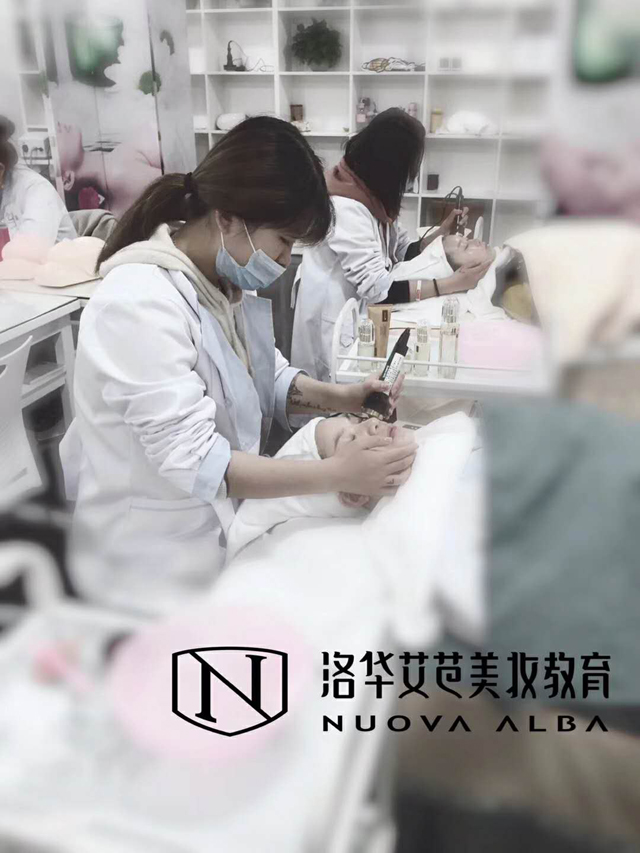 星沙哪里可以學(xué)皮膚管理？美容師教你護(hù)膚小竅門，提升皮膚水潤。